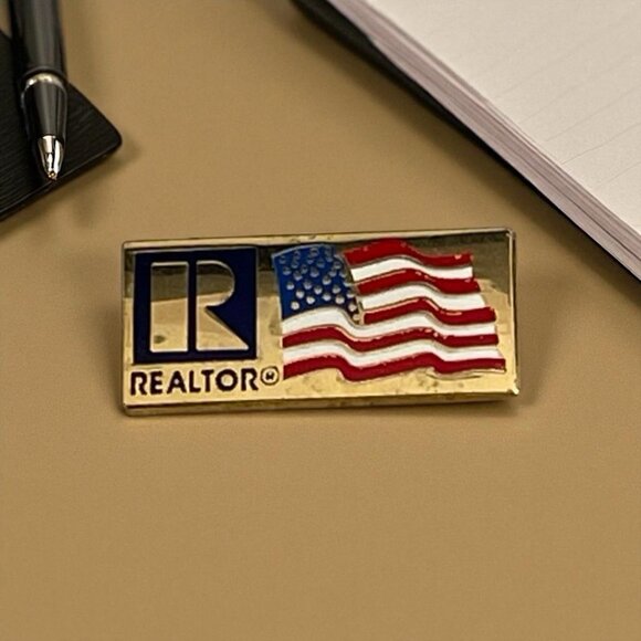 Realtor Gold Tone American Flag Lapel Pin Patriotic Real Estate - Picture 1 of 3